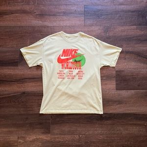 Vintage Nike Men's Neon Yellow/Green T-Shirt